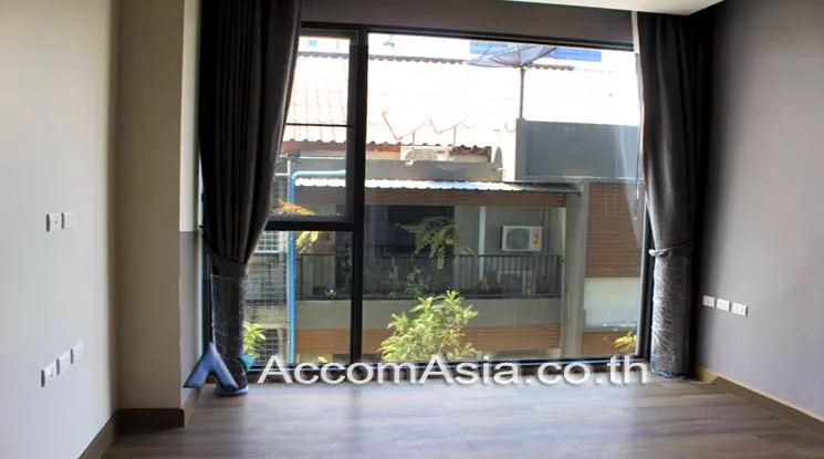 Pet friendly |  3 Bedrooms  Apartment For Rent in Sukhumvit, Bangkok  near BTS Phrom Phong (AA21013)