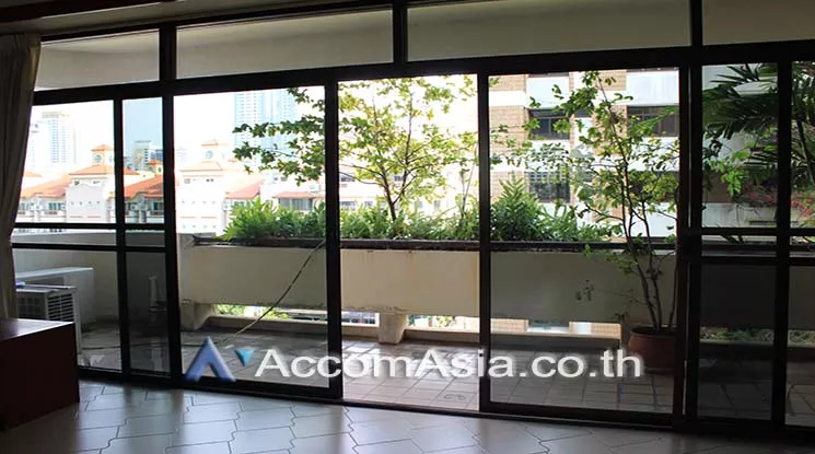  3 Bedrooms  Apartment For Rent in Sukhumvit, Bangkok  near BTS Phrom Phong (AA21048)