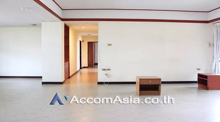  3 Bedrooms  Apartment For Rent in Sukhumvit, Bangkok  near BTS Phrom Phong (AA21049)