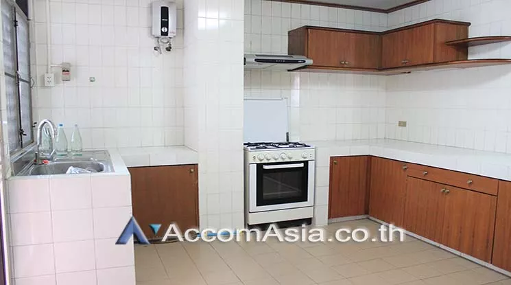  3 Bedrooms  Apartment For Rent in Sukhumvit, Bangkok  near BTS Phrom Phong (AA21049)