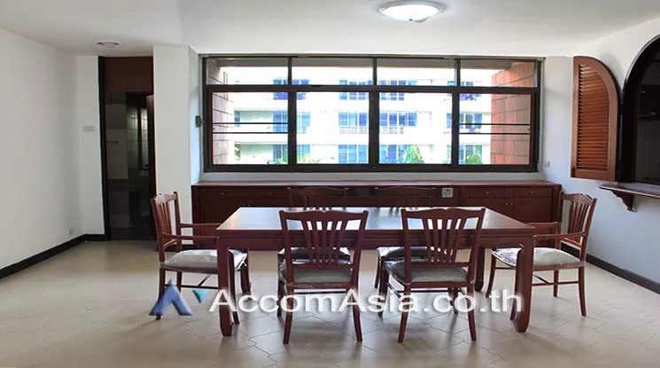  3 Bedrooms  Apartment For Rent in Sukhumvit, Bangkok  near BTS Phrom Phong (AA21050)