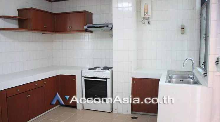  3 Bedrooms  Apartment For Rent in Sukhumvit, Bangkok  near BTS Phrom Phong (AA21050)