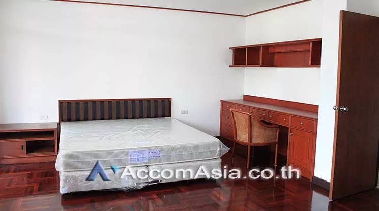  3 Bedrooms  Apartment For Rent in Sukhumvit, Bangkok  near BTS Phrom Phong (AA21050)