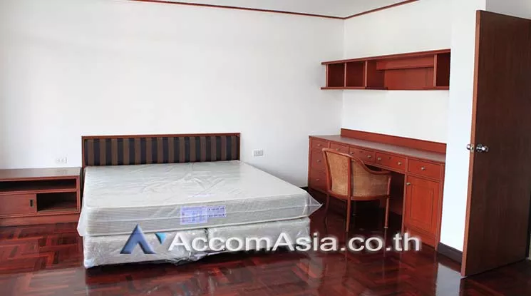  3 Bedrooms  Apartment For Rent in Sukhumvit, Bangkok  near BTS Phrom Phong (AA21051)