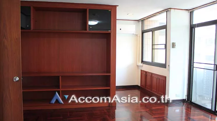  3 Bedrooms  Apartment For Rent in Sukhumvit, Bangkok  near BTS Phrom Phong (AA21051)