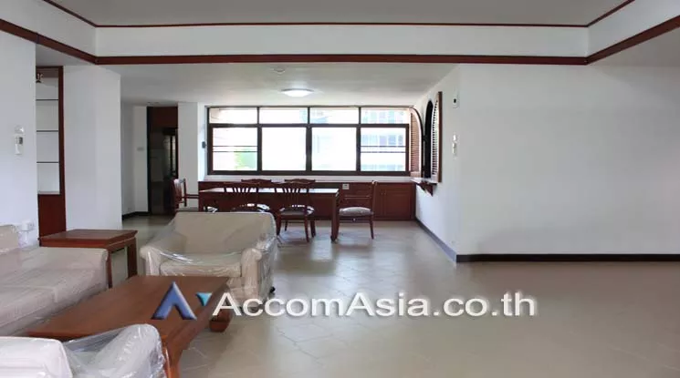  3 Bedrooms  Apartment For Rent in Sukhumvit, Bangkok  near BTS Phrom Phong (AA21052)