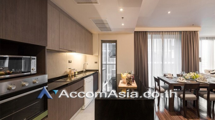  3 Bedrooms  Apartment For Rent in Sukhumvit, Bangkok  near BTS Phrom Phong (AA21054)