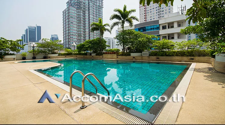  3 Bedrooms  Apartment For Rent in Sukhumvit, Bangkok  near BTS Phrom Phong (AA21068)