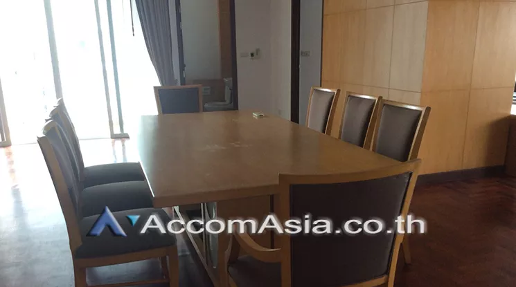  3 Bedrooms  Apartment For Rent in Sukhumvit, Bangkok  near BTS Phrom Phong (AA21068)