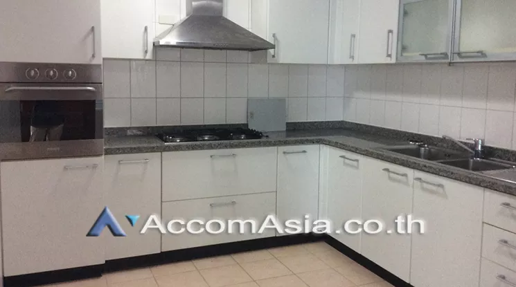  3 Bedrooms  Apartment For Rent in Sukhumvit, Bangkok  near BTS Phrom Phong (AA21068)