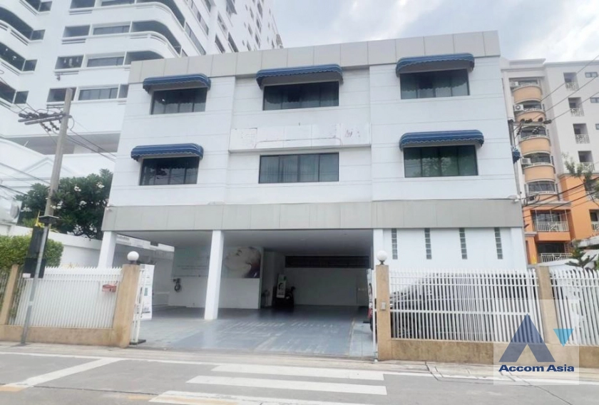  2  Shophouse For Rent in sukhumvit ,Bangkok BTS Phrom Phong AA21216