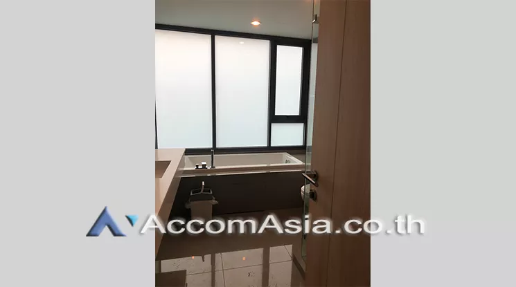  2 Bedrooms  Condominium For Rent in Sukhumvit, Bangkok  near BTS Ekkamai (AA21379)