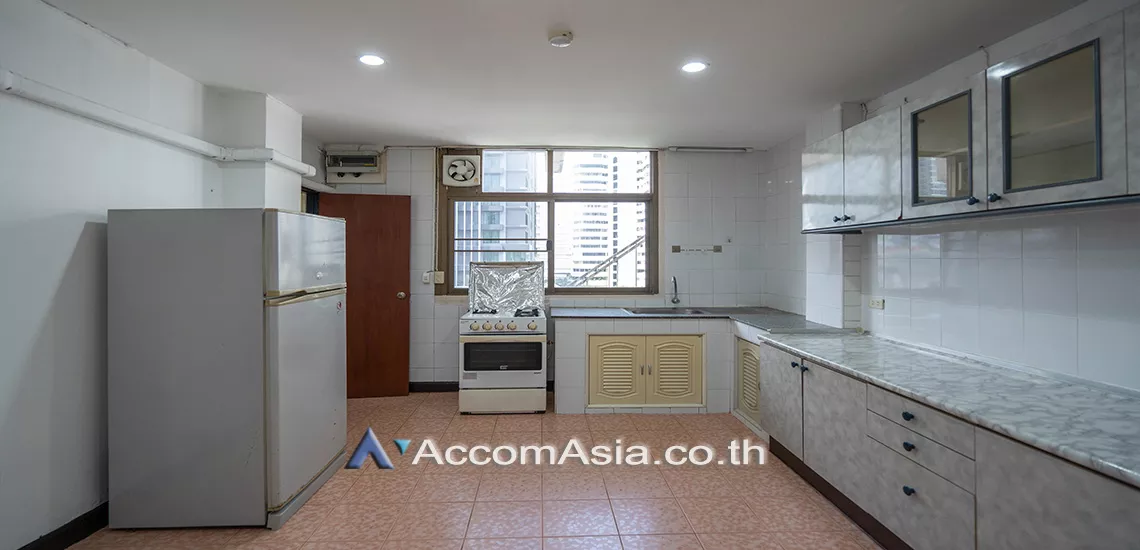 Pet friendly |  3 Bedrooms  Apartment For Rent in Sukhumvit, Bangkok  near BTS Nana (AA21420)