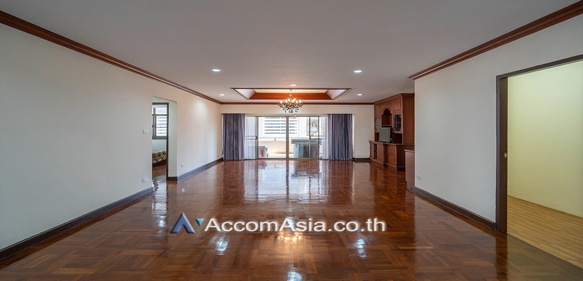 Pet friendly |  3 Bedrooms  Apartment For Rent in Sukhumvit, Bangkok  near BTS Nana (AA21421)