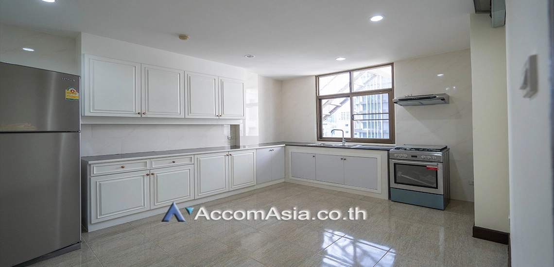 Pet friendly |  3 Bedrooms  Apartment For Rent in Sukhumvit, Bangkok  near BTS Nana (AA21421)