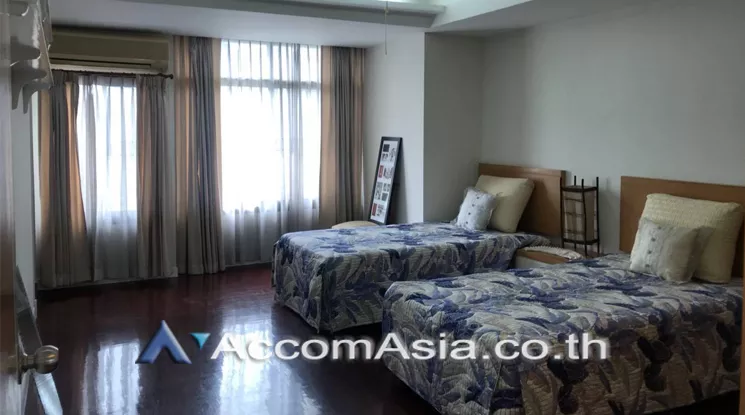  3 Bedrooms  Apartment For Rent in Sukhumvit, Bangkok  near BTS Phrom Phong (AA21854)