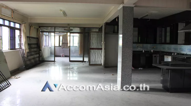  1  Shophouse For Rent in ploenchit ,Bangkok BTS Ploenchit AA21877