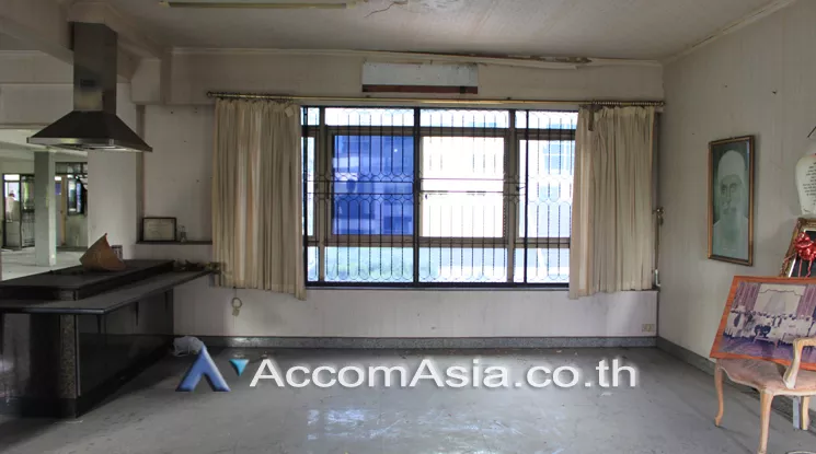  1  Shophouse For Rent in ploenchit ,Bangkok BTS Ploenchit AA21877