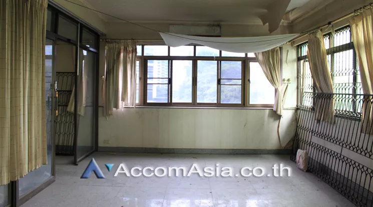 4  Shophouse For Rent in ploenchit ,Bangkok BTS Ploenchit AA21877