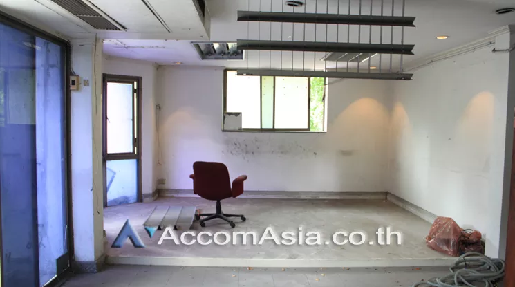 9  Shophouse For Rent in ploenchit ,Bangkok BTS Ploenchit AA21877