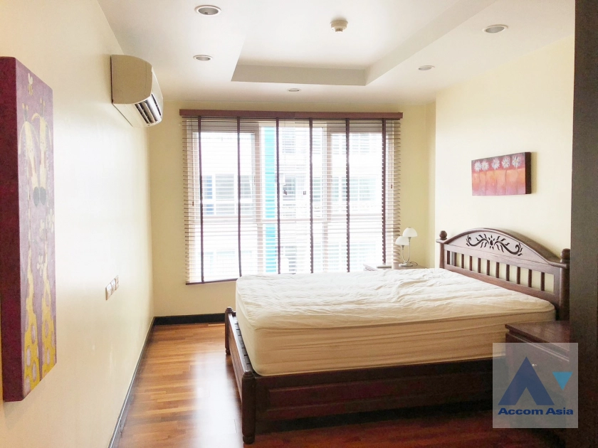  2 Bedrooms  Condominium For Sale in Sukhumvit, Bangkok  near BTS Ekkamai (AA21902)