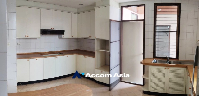 Pet friendly |  3 Bedrooms  Apartment For Rent in Sukhumvit, Bangkok  near BTS Asok - MRT Sukhumvit (AA22192)