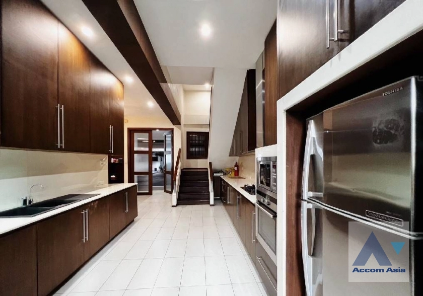 Pet friendly |  4 Bedrooms  Townhouse For Rent in Sukhumvit, Bangkok  near BTS Ekkamai (AA22196)