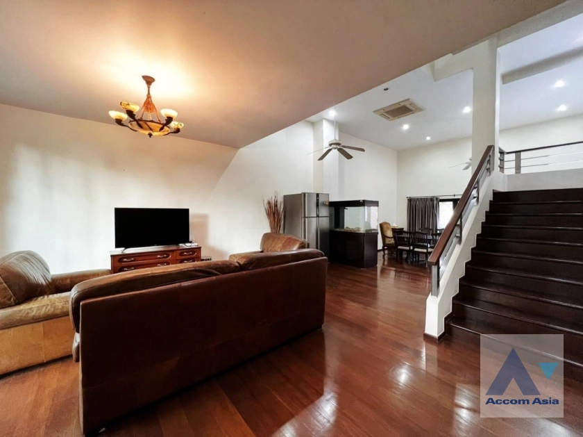 Pet friendly |  4 Bedrooms  Townhouse For Rent in Sukhumvit, Bangkok  near BTS Ekkamai (AA22196)