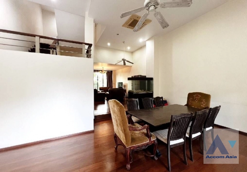 Pet friendly |  4 Bedrooms  Townhouse For Rent in Sukhumvit, Bangkok  near BTS Ekkamai (AA22196)