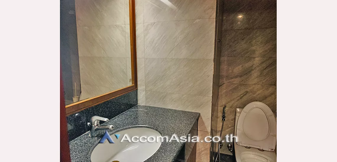  1 Bedroom  Condominium For Sale in Sukhumvit, Bangkok  near BTS Asok - MRT Sukhumvit (AA22301)