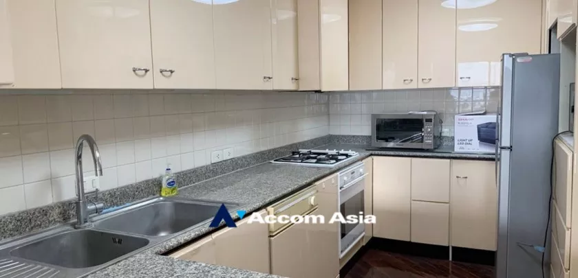  2 Bedrooms  Condominium For Rent in Ploenchit, Bangkok  near BTS Chitlom (AA22468)