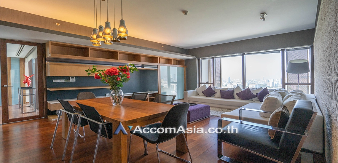  2 Bedrooms  Condominium For Rent in Ploenchit, Bangkok  near BTS Ratchadamri (AA22555)