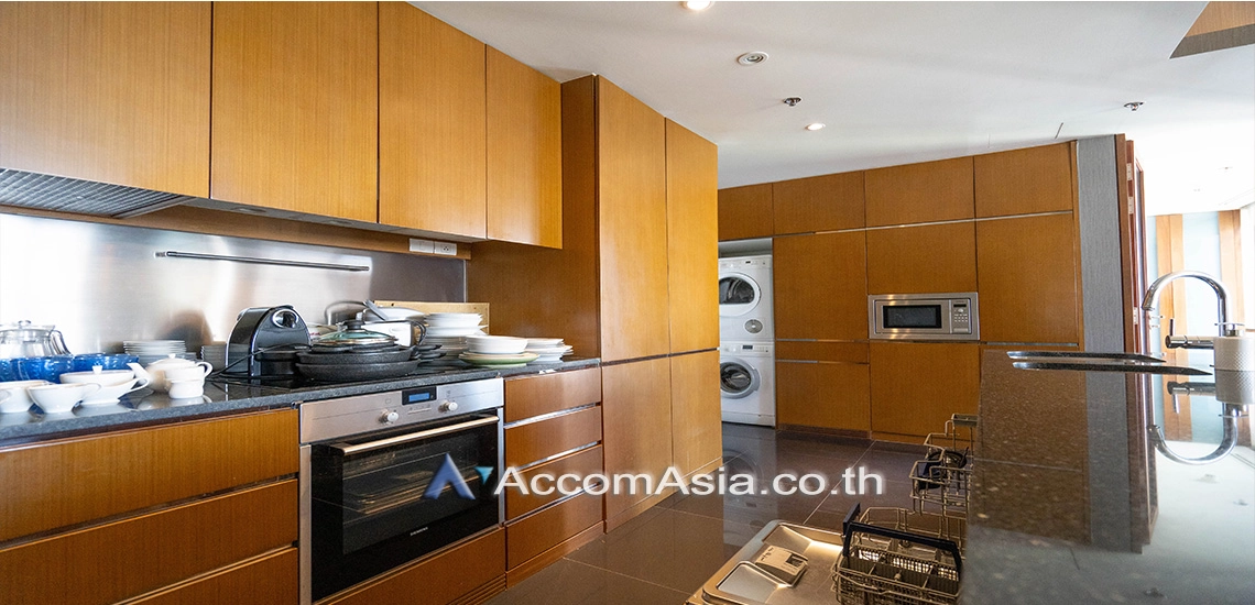  2 Bedrooms  Condominium For Rent in Ploenchit, Bangkok  near BTS Ratchadamri (AA22555)