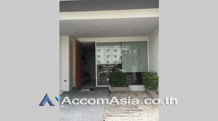 Fully Furnished |  3 Bedrooms  Townhouse For Rent & Sale in Bang Na, Bangkok  near BTS Bang Na (AA22583)