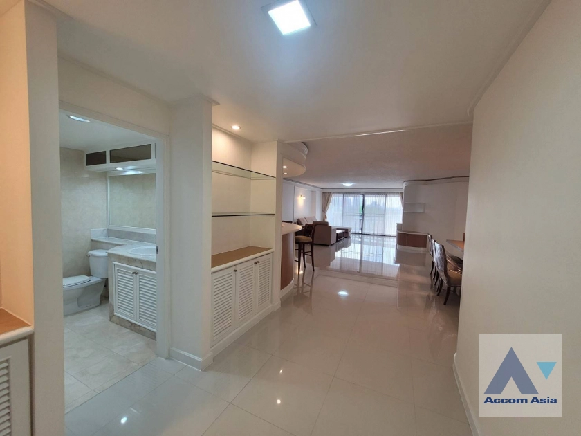  2 Bedrooms  Condominium For Rent in Silom, Bangkok  near BTS Sala Daeng - MRT Silom (AA22589)