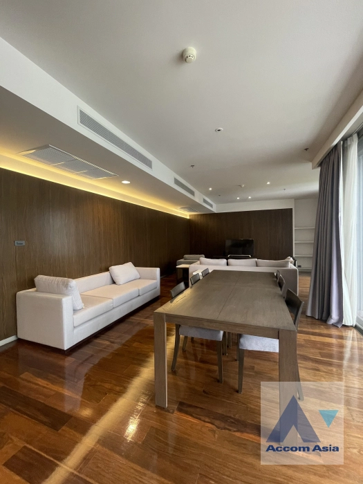  4 Bedrooms  Apartment For Rent in Sukhumvit, Bangkok  near BTS Phrom Phong (AA22653)