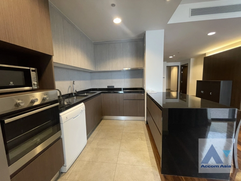  4 Bedrooms  Apartment For Rent in Sukhumvit, Bangkok  near BTS Phrom Phong (AA22653)