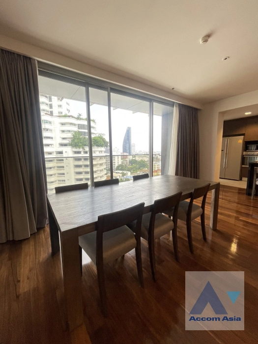  4 Bedrooms  Apartment For Rent in Sukhumvit, Bangkok  near BTS Phrom Phong (AA22653)