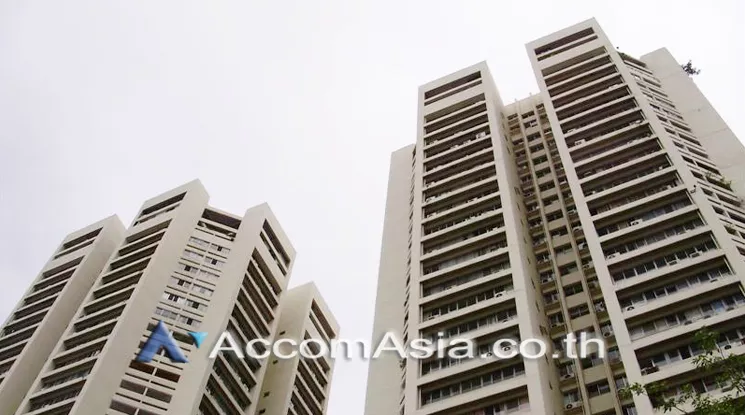  2 Bedrooms  Condominium For Sale in Sukhumvit, Bangkok  near BTS Ekkamai (AA22702)