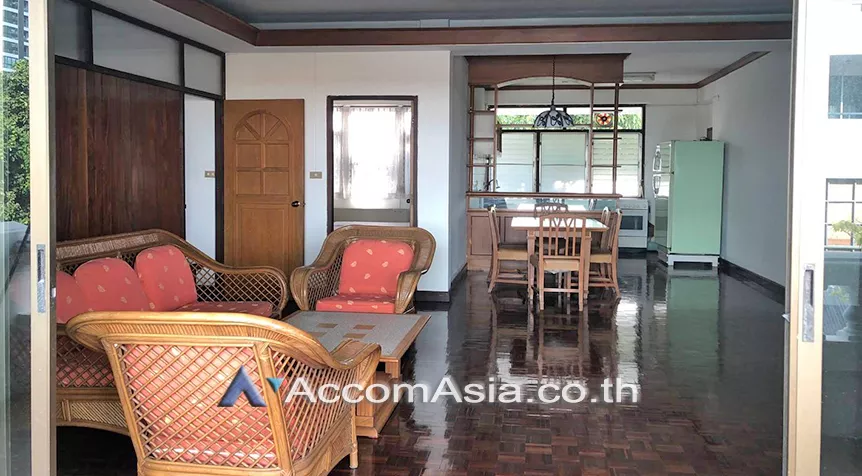  3 Bedrooms  Apartment For Rent in Sukhumvit, Bangkok  near BTS Phrom Phong (AA22728)