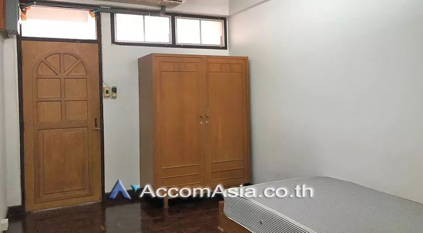  3 Bedrooms  Apartment For Rent in Sukhumvit, Bangkok  near BTS Phrom Phong (AA22728)