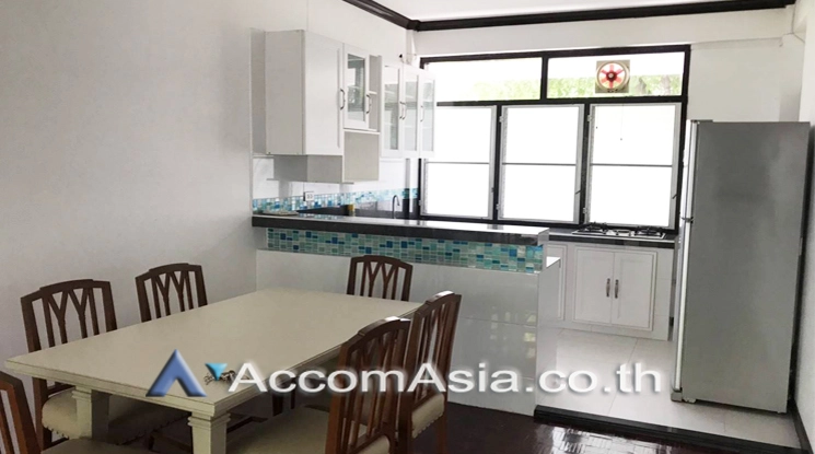 Pet friendly |  3 Bedrooms  Apartment For Rent in Sukhumvit, Bangkok  near BTS Phrom Phong (AA22729)