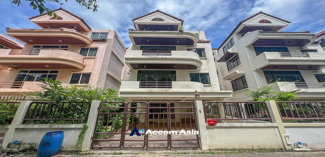  2  4 br House For Rent in Sukhumvit ,Bangkok BTS Phrom Phong AA22965