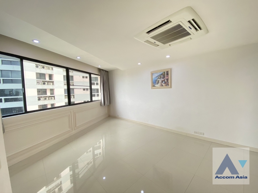 Pet friendly |  3 Bedrooms  Condominium For Rent in Sukhumvit, Bangkok  near BTS Phrom Phong (23619)