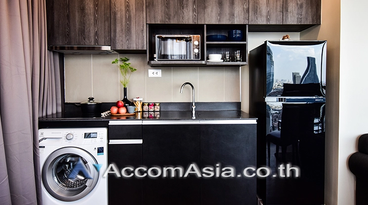  2 Bedrooms  Condominium For Rent in Silom, Bangkok  near MRT Sam Yan (AA23178)