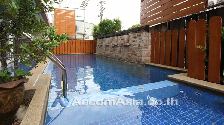  1 Bedroom  Condominium For Sale in Sukhumvit, Bangkok  near BTS Phrom Phong (AA23295)