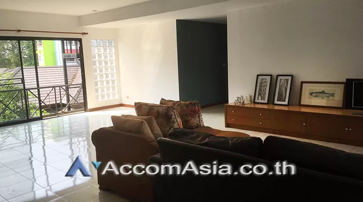  3 Bedrooms  Apartment For Rent in Sukhumvit, Bangkok  near BTS Phrom Phong (AA23500)