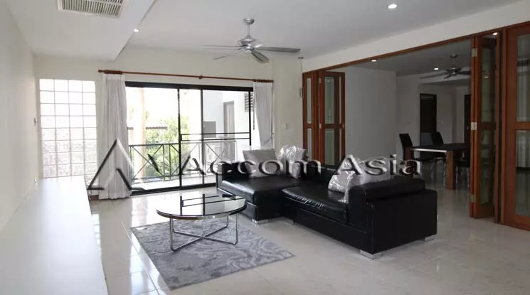  3 Bedrooms  Apartment For Rent in Sukhumvit, Bangkok  near BTS Phrom Phong (2017401)