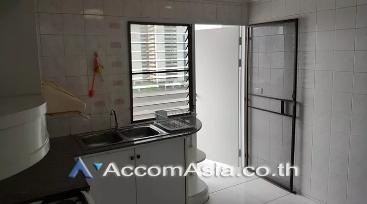  3 Bedrooms  Condominium For Rent in Sukhumvit, Bangkok  near BTS Ekkamai (AA23716)