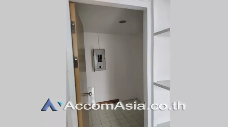  3 Bedrooms  Condominium For Rent in Sukhumvit, Bangkok  near BTS Ekkamai (AA23716)